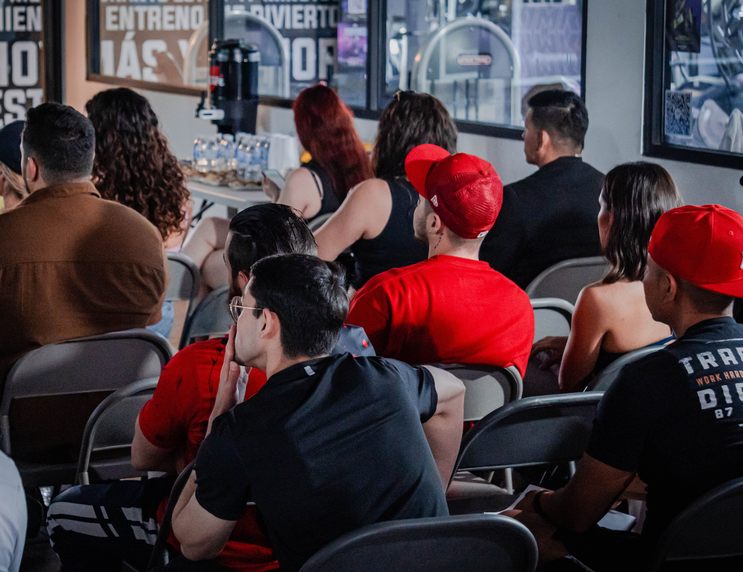 Grupo de jóvenes voluntarios de mentoría académica en un salón