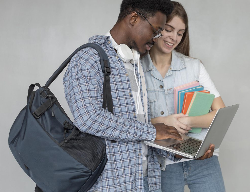 Jóvenes en una tutoría de refuerzo académico