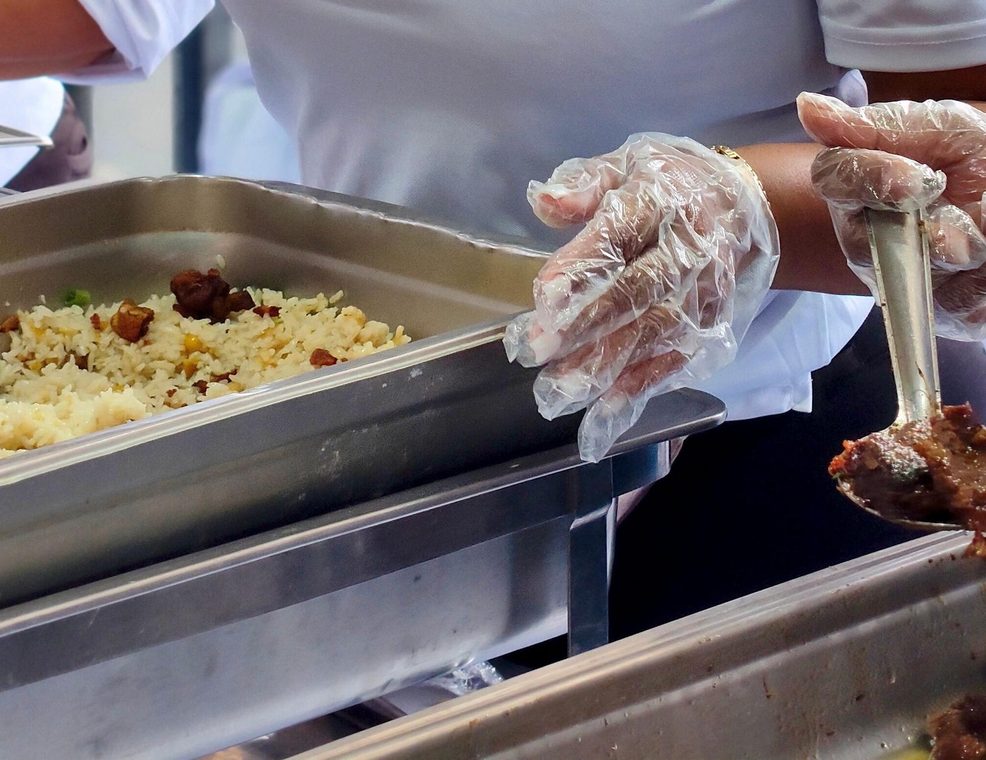 Voluntario sirviendo alimentos en una jornada de la Fundación