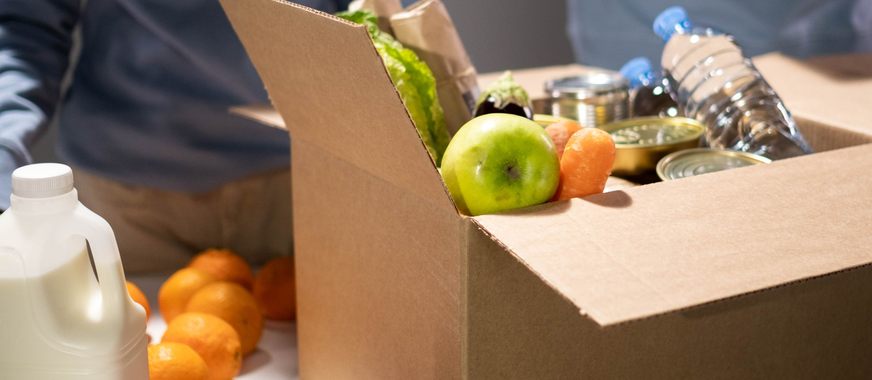 Caja de cartón con alimentos donados