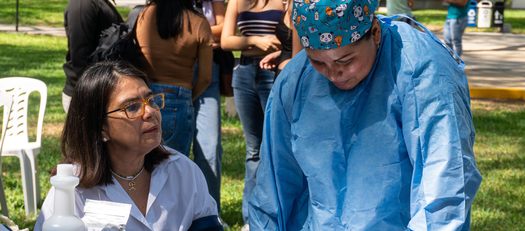 Voluntarios con overoles médicos en una brigada de salud
