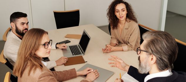 Equipo de voluntarios reunido alrededor de una mesa de trabajo