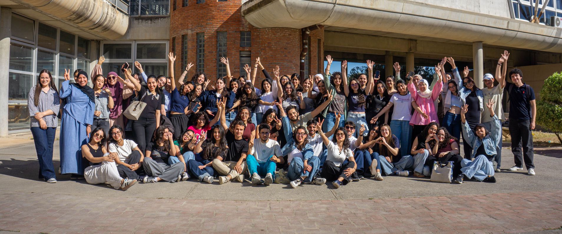 Jóvenes beneficiarios de la Fundación celebrando con los brazos en alto