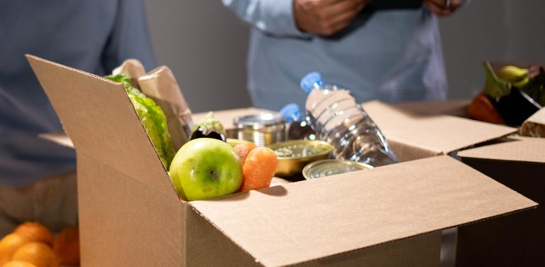 Caja de cartón con alimentos donados