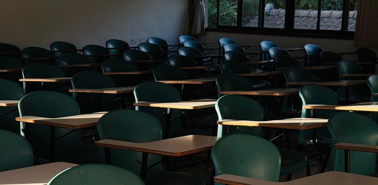 Aula vacía lista para un taller o curso de formación
