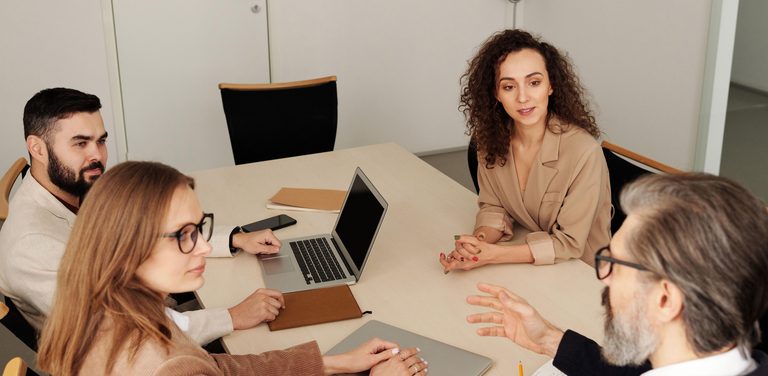Reunión de trabajo revisando un informe de gestión