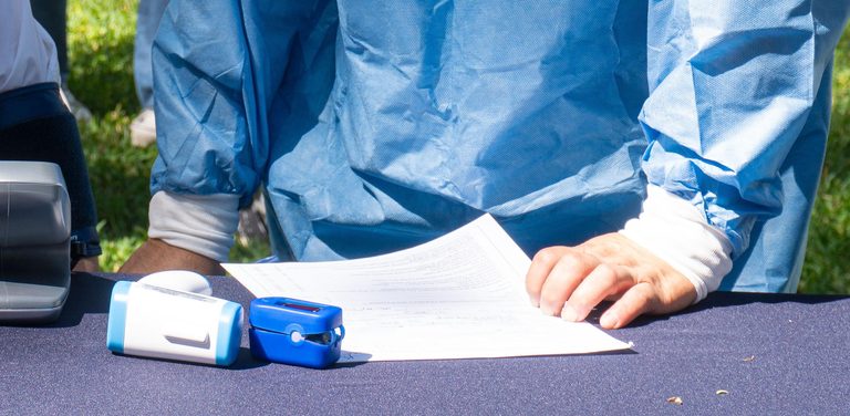Insumos médicos y formulario durante una jornada de salud